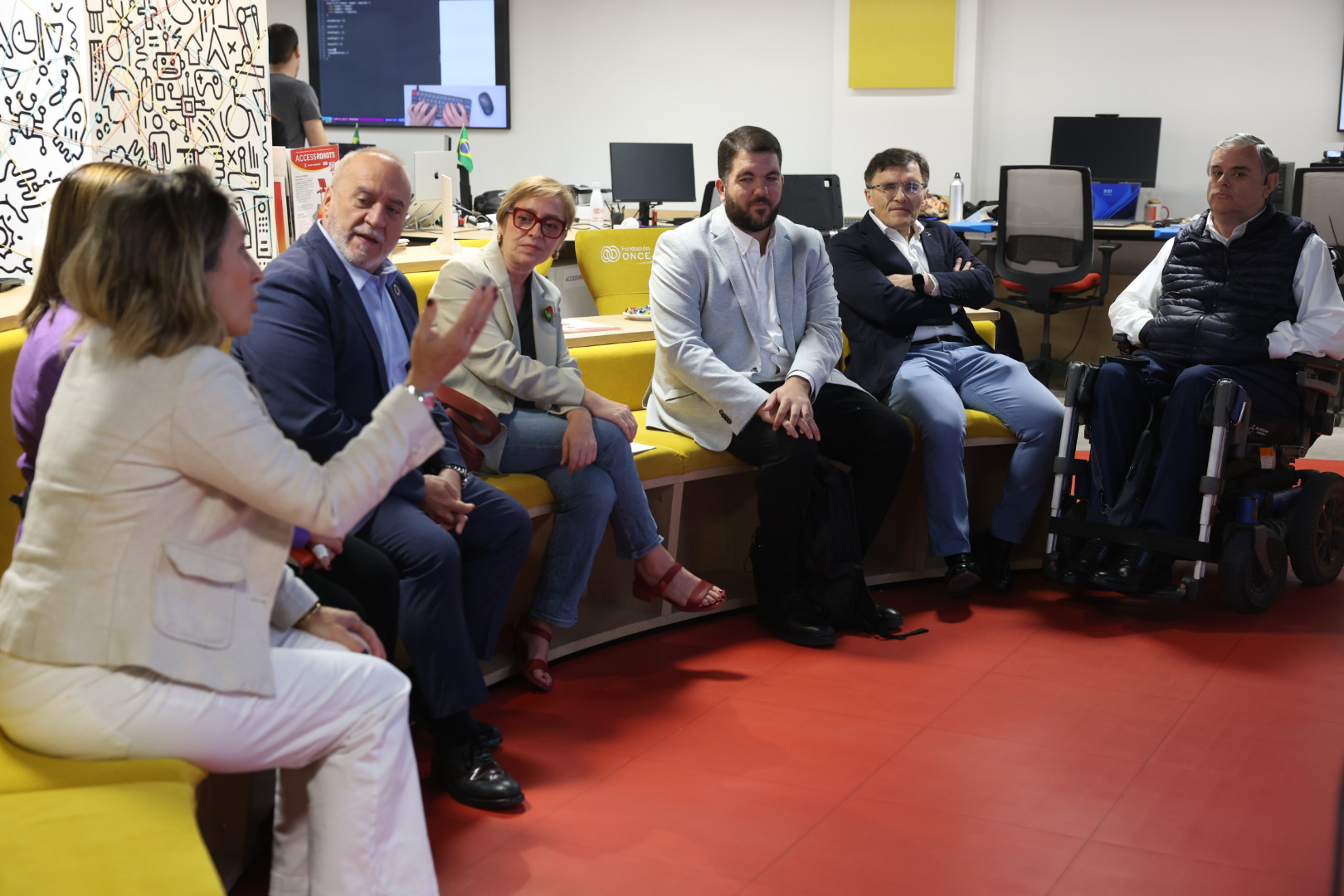 Momento de la visita del secretario de Estado a Fundación ONCE