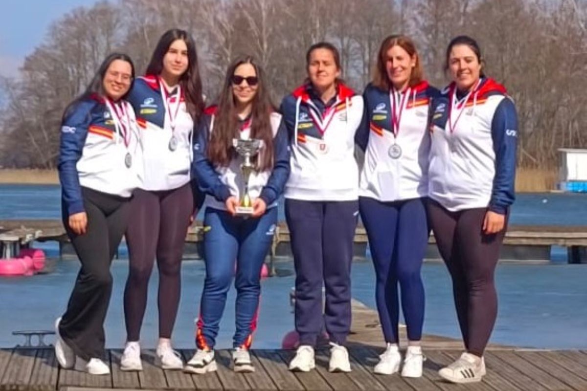 Equipo femenino de goalball con el trofeo de Trakai