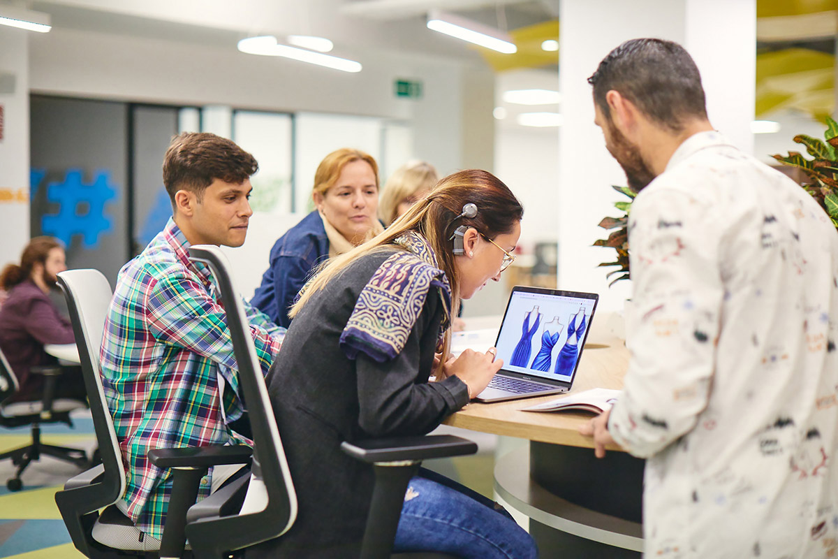 Equipo de trabajo de hombres y mujeres
