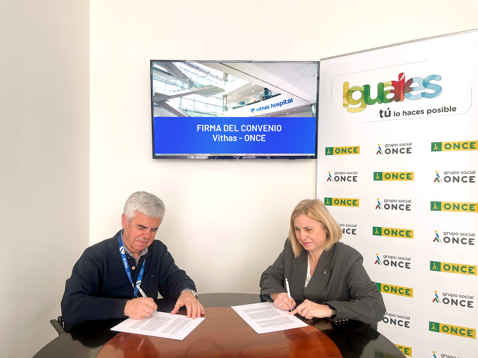 Luis Salcedo y Carmen Aguilera durante la firma del acuerdo