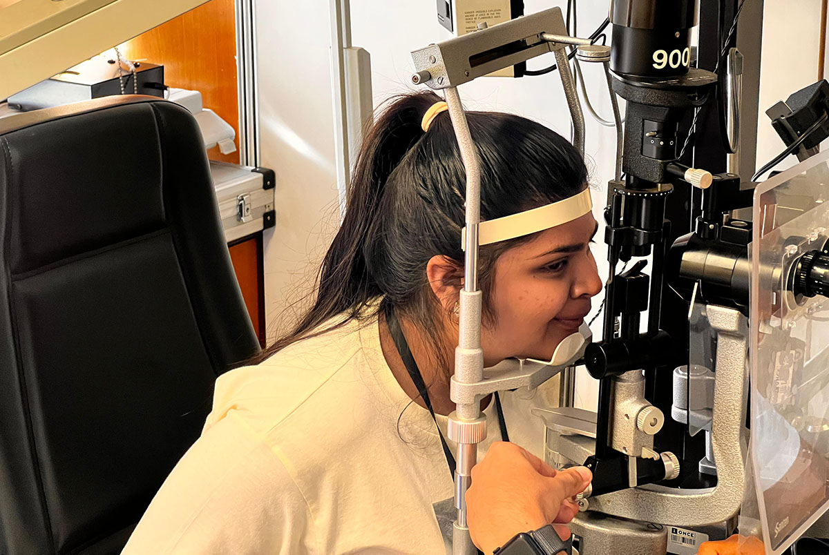 Una joven realizándose la revisión oftalmológica