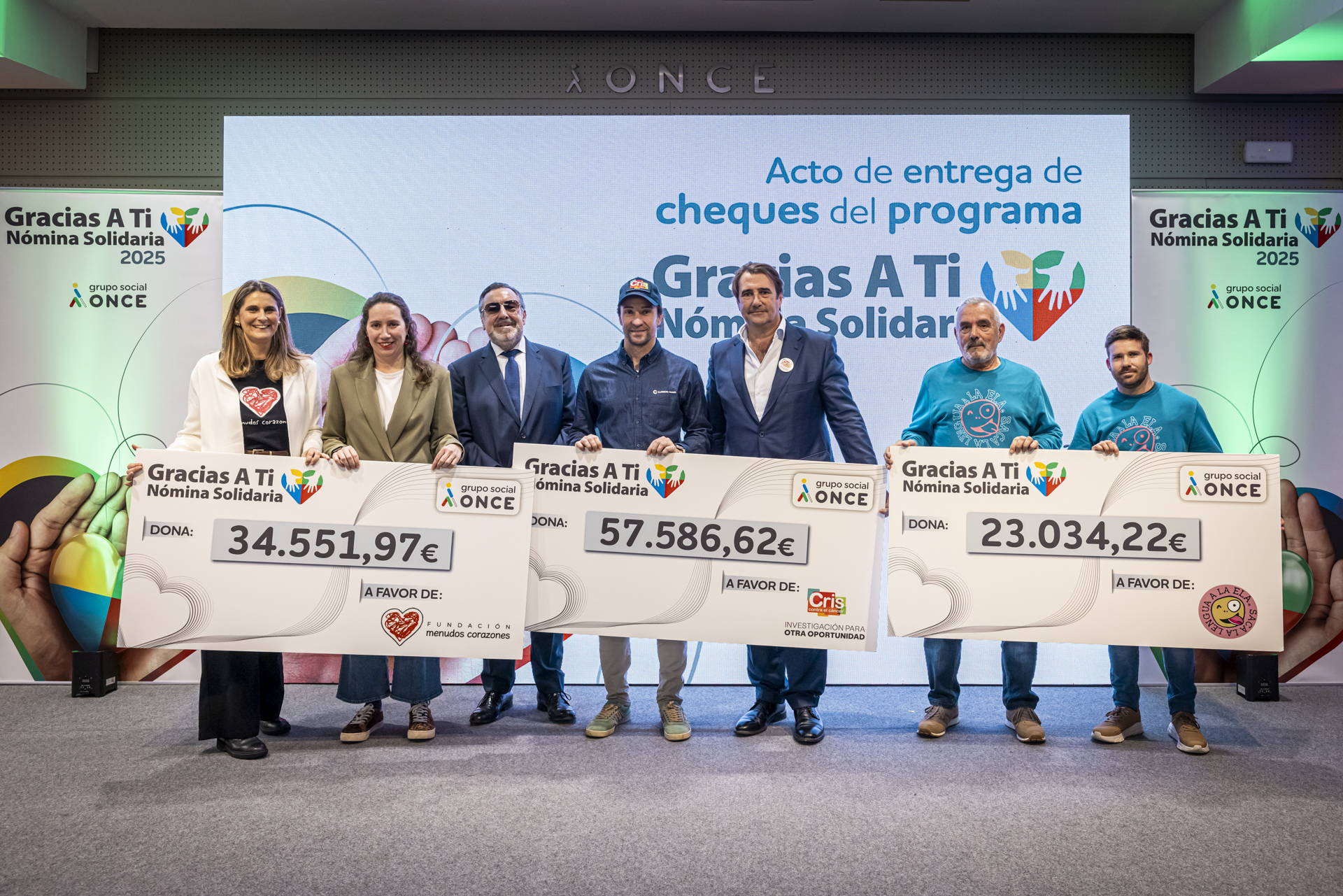 Foto de familia  de los responsables de las tres entidades premiadas con el cheque junto a Miguel Carballeda, presidente del Grupo Social ONCE