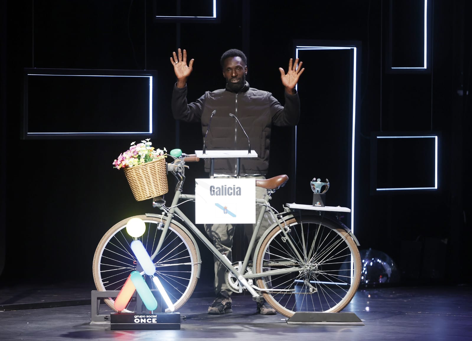 Ibrahima Diack recogiendo el Premio Solidario a la Persona Física