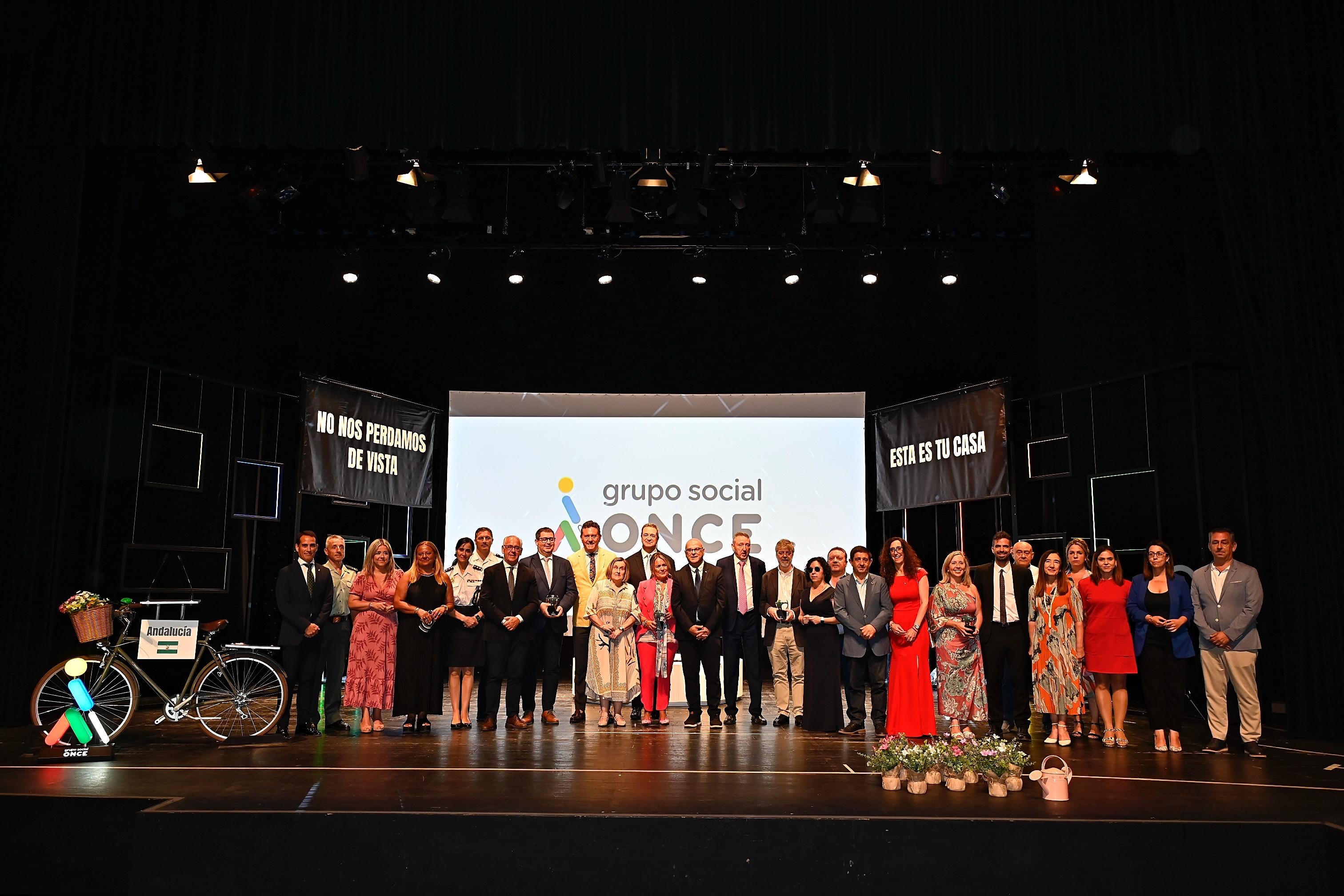 Premiados y autoridades sobre el escenario del Teatro Infanta Leonor de Jaén
