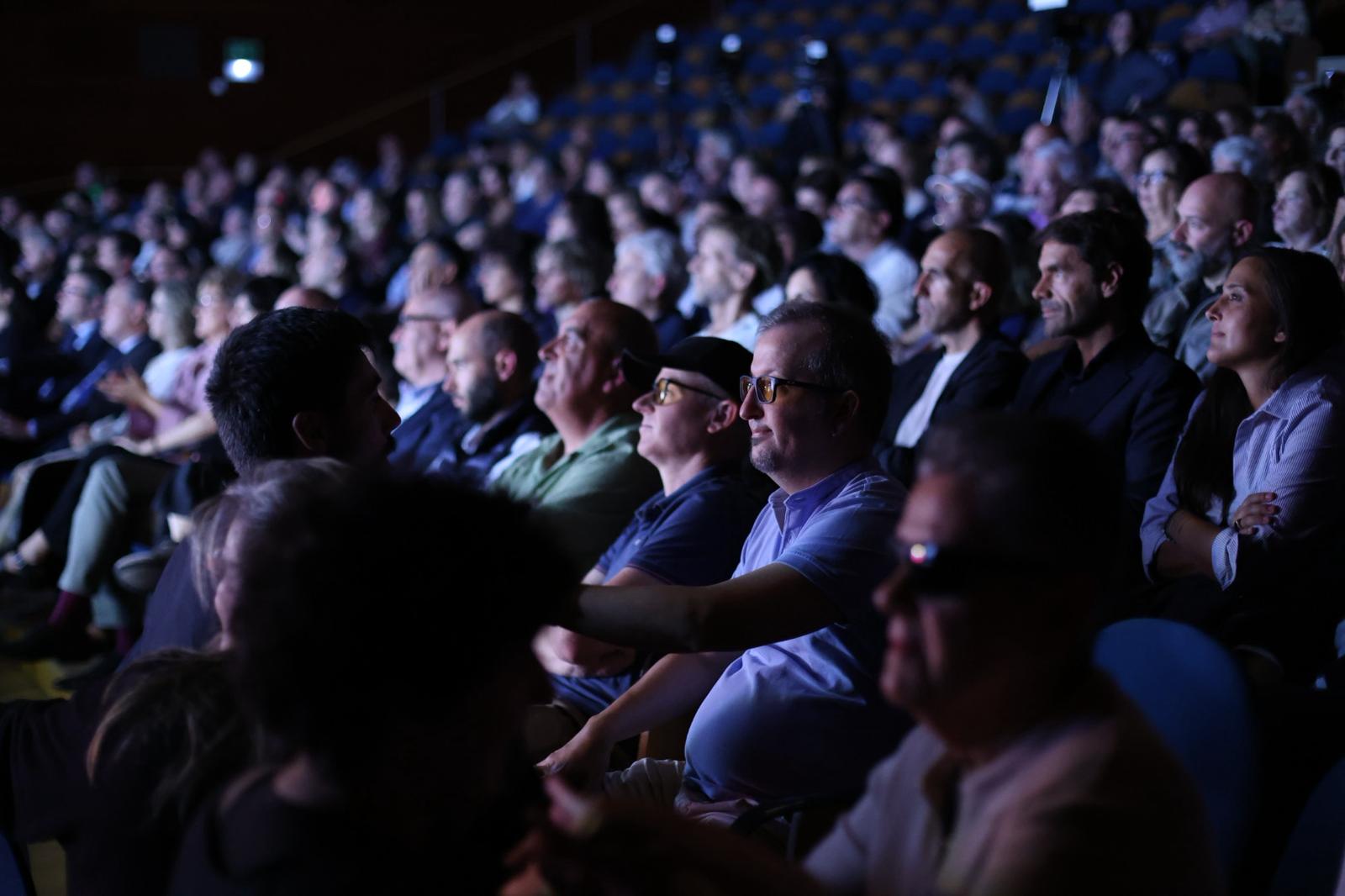 Público de los Premios Solidarios Grupo Social ONCE Euskadi 2025, entre ellos, una persona con sordoceguera con su mediador comunicativo