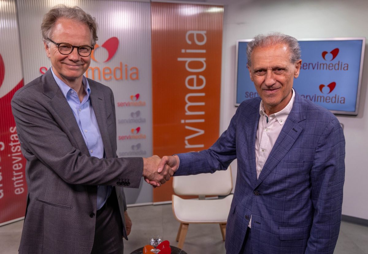 René Moerland y González Huesa estrechan sus manos tras la firma del convenio
