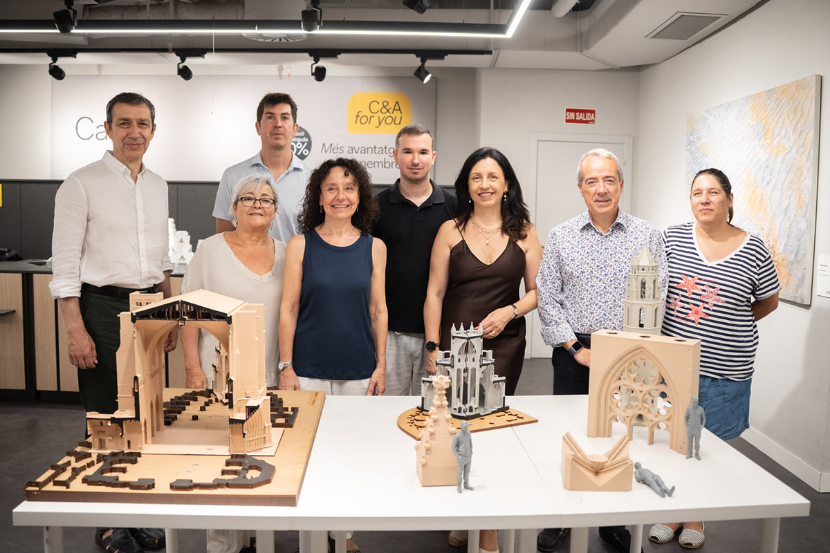 Foto de familia de los participantes en la presentación Foto de familia de los participantes en la presentación