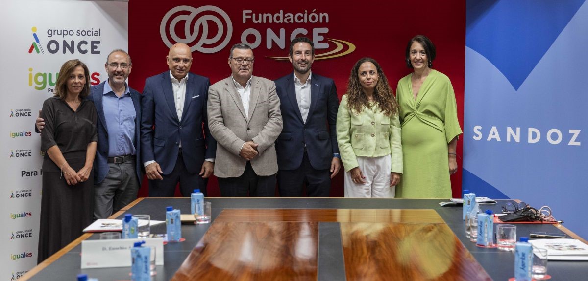 Foto de familia dela firma entre Fundación ONCE y Sandoz Foto de familia dela firma entre Fundación ONCE y Sandoz