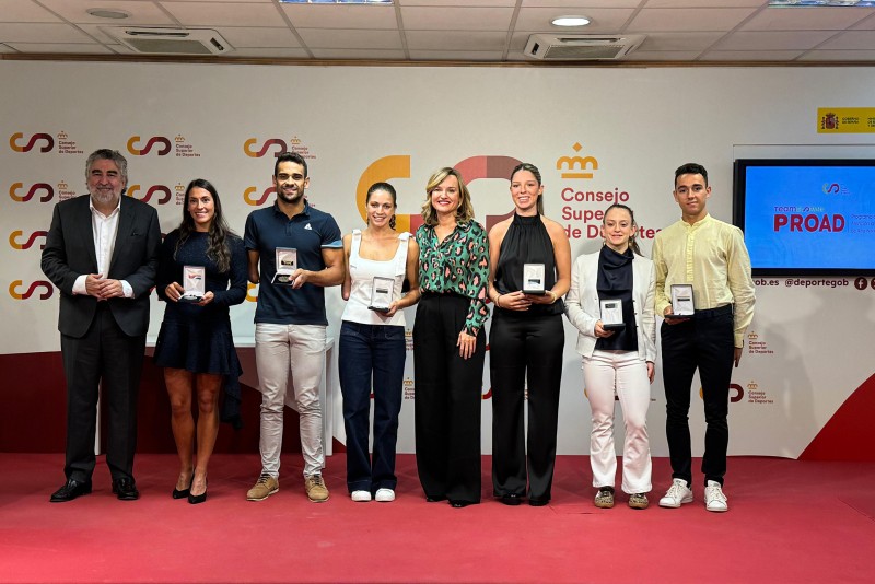 Tasy Dmytriv y Óscar Salguero junto a la ministra Pilar Alegría y el resto de los galardonados, además del presidente del CSD, José Manuel Rodríguez Uribes