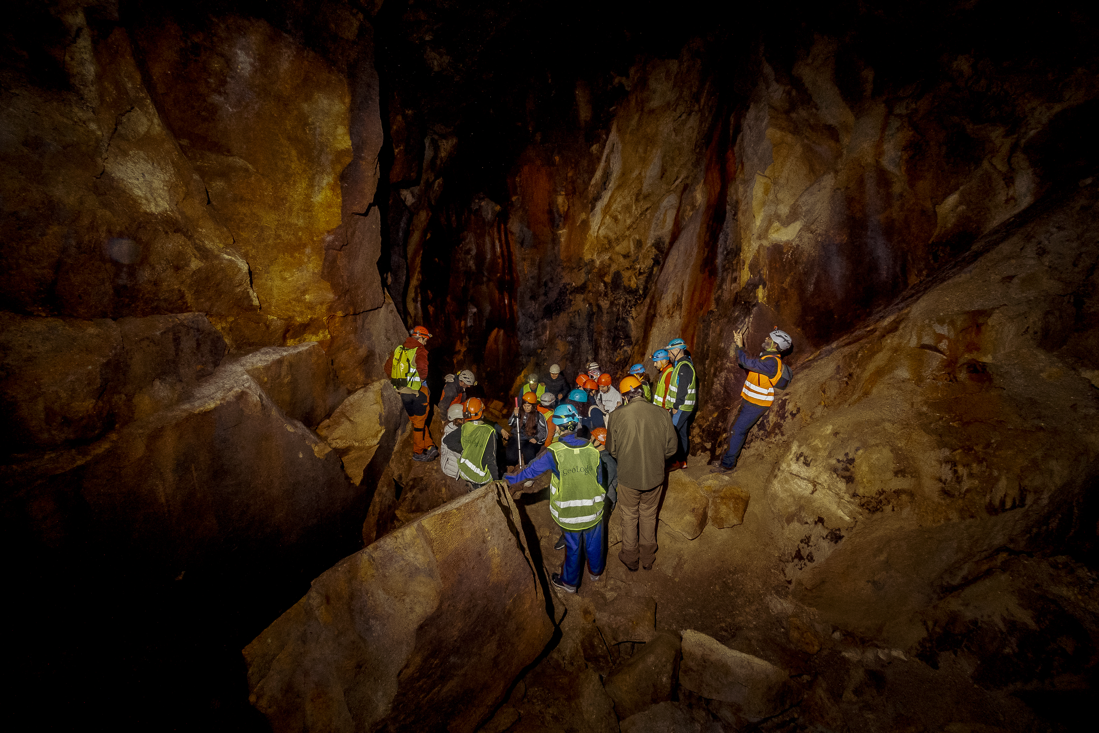 El grupo de afiliados y afiliadas junto a los montañeros y espeleólogos en el interior de la Furna de Baiona