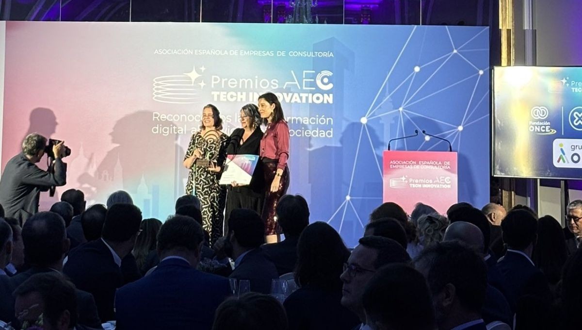 Foto de las galardonadas recogiendo el premio