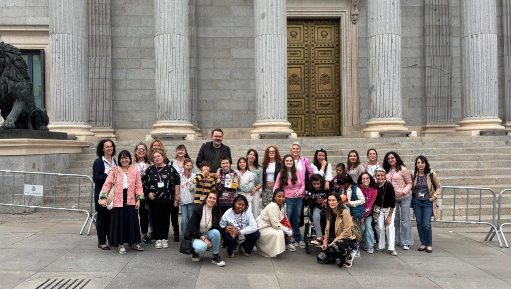 Grupo de niñas, madres y responsables de la FCM en el Congreso de los Diputados