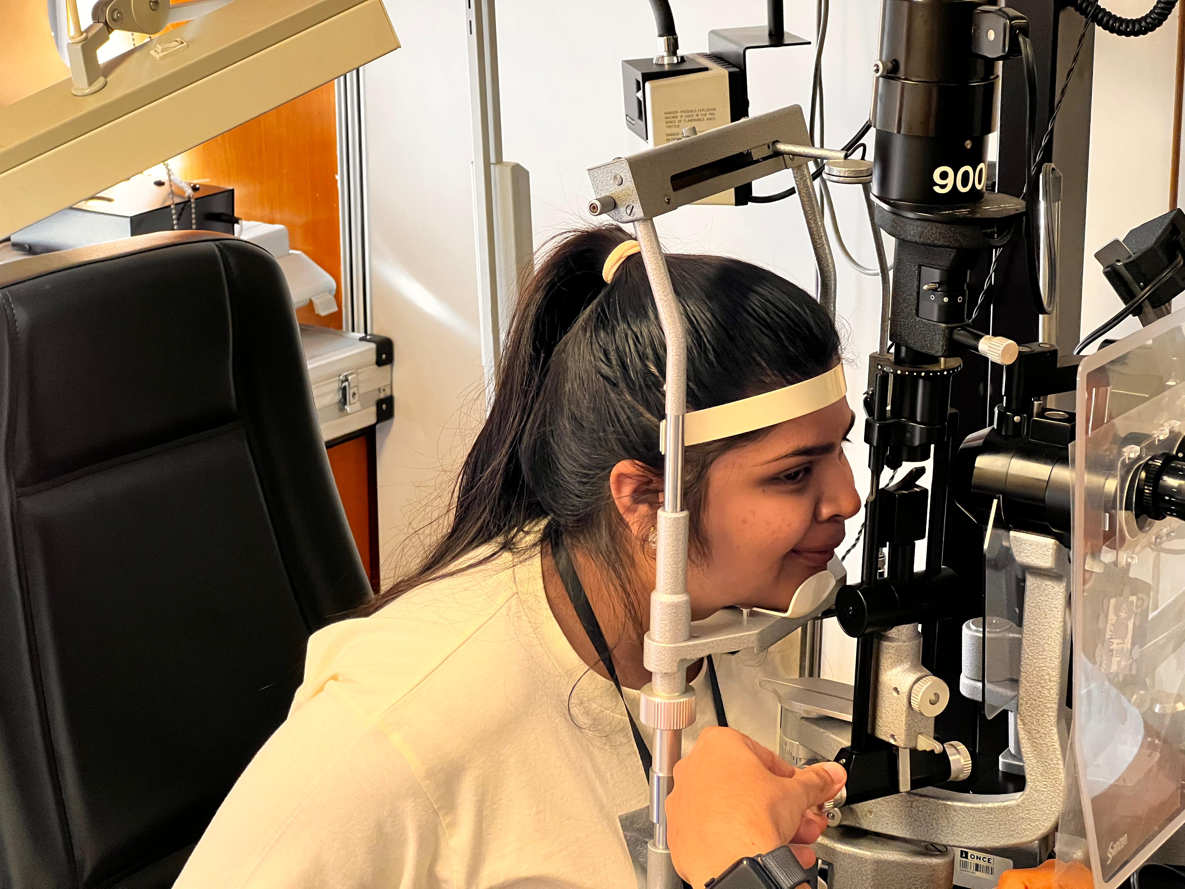 Una menor en situación de vulnerabilidad pasando la revisión oftalmológica