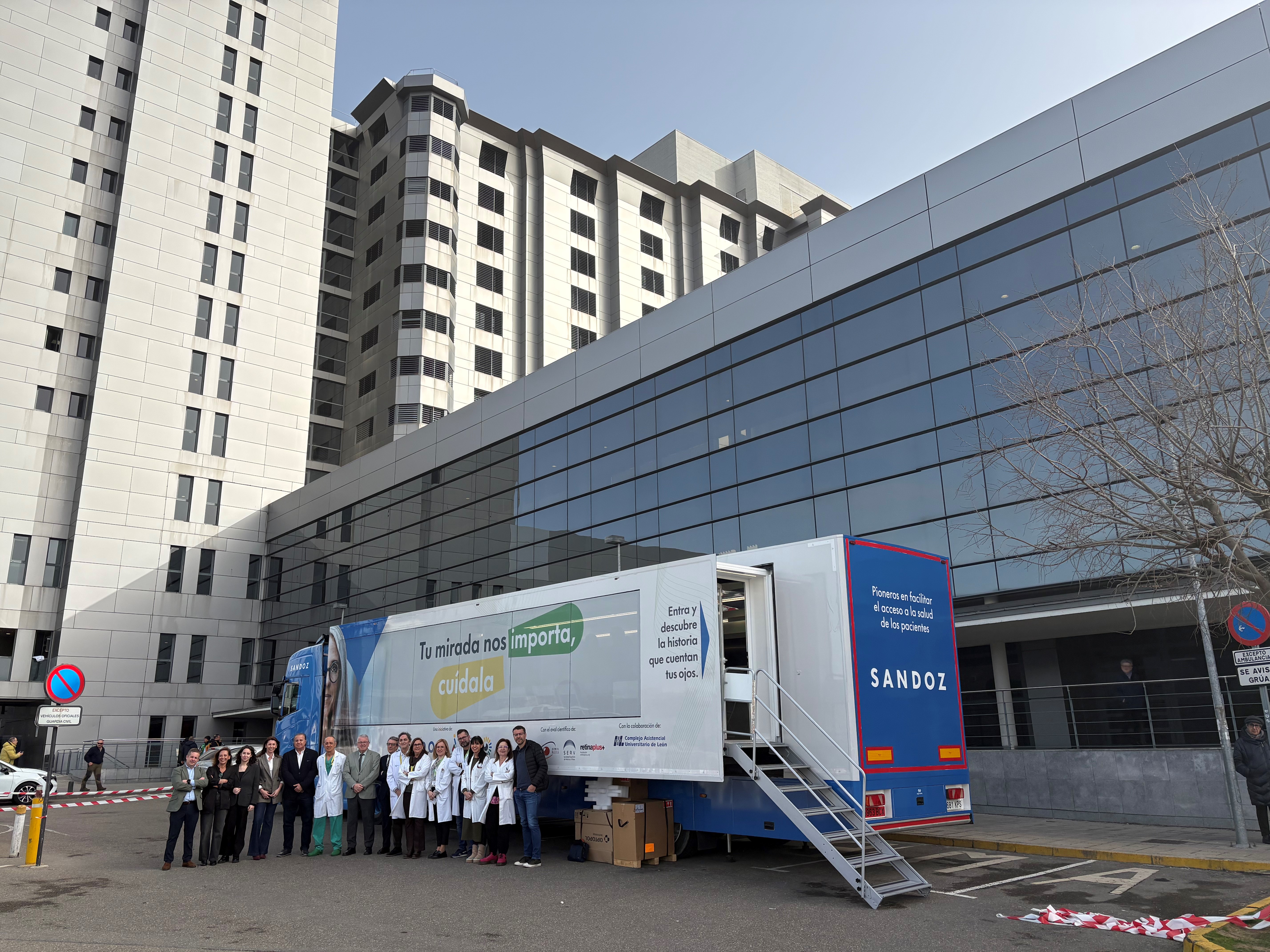 La Unidad Móvil de salud visual en el Hospital de León