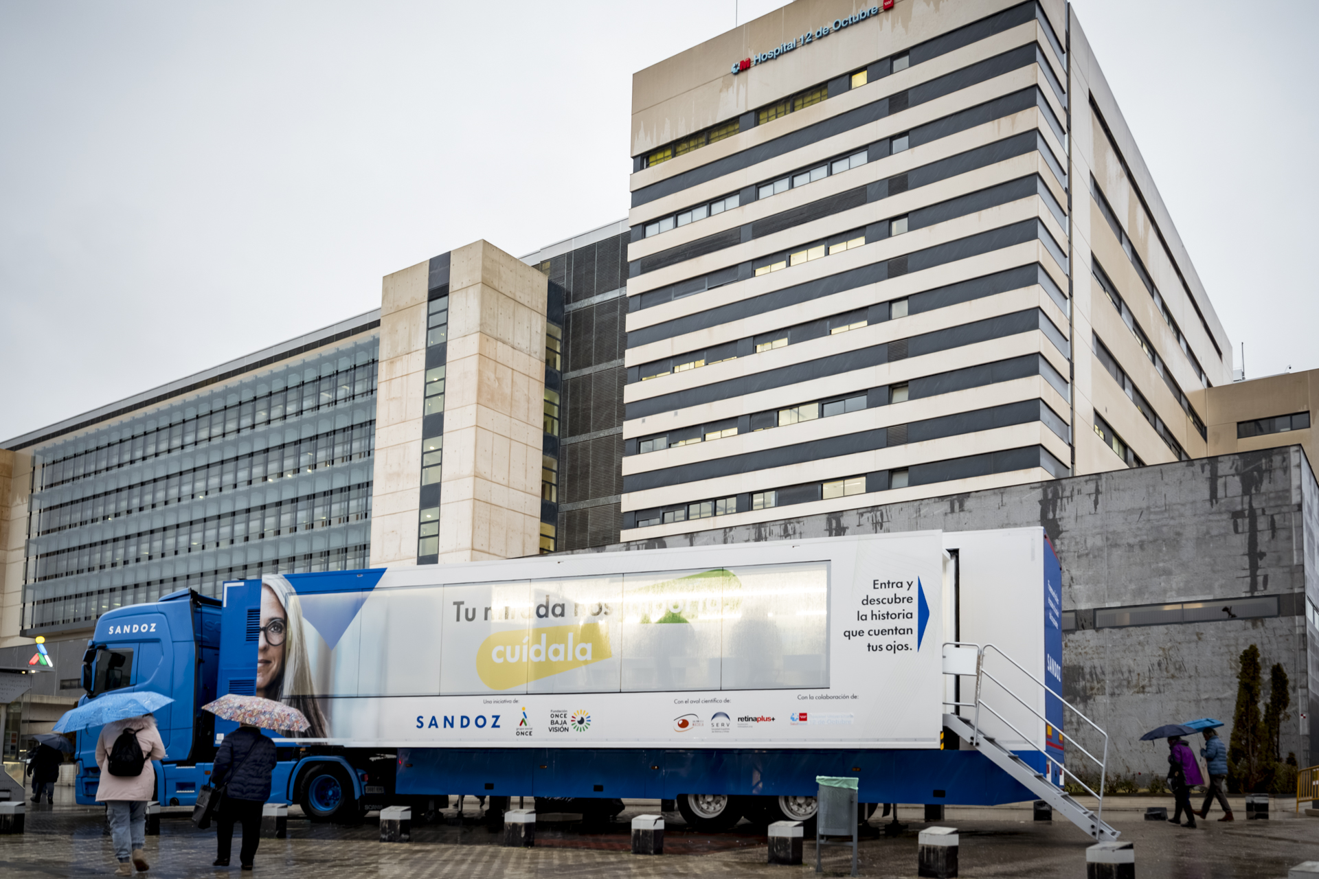 Unidad Móvil apostada en el Hospital Universitario 12 de Octubre