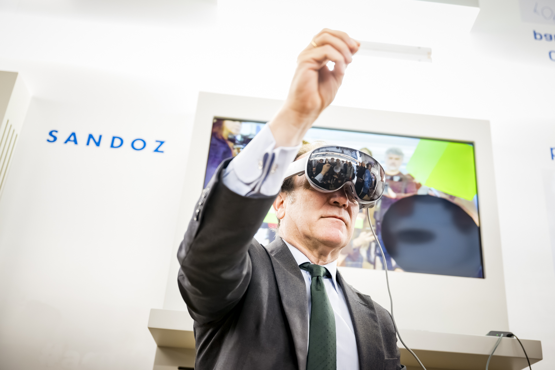 Borja Carabante prueba unas gafas que simulan baja visión