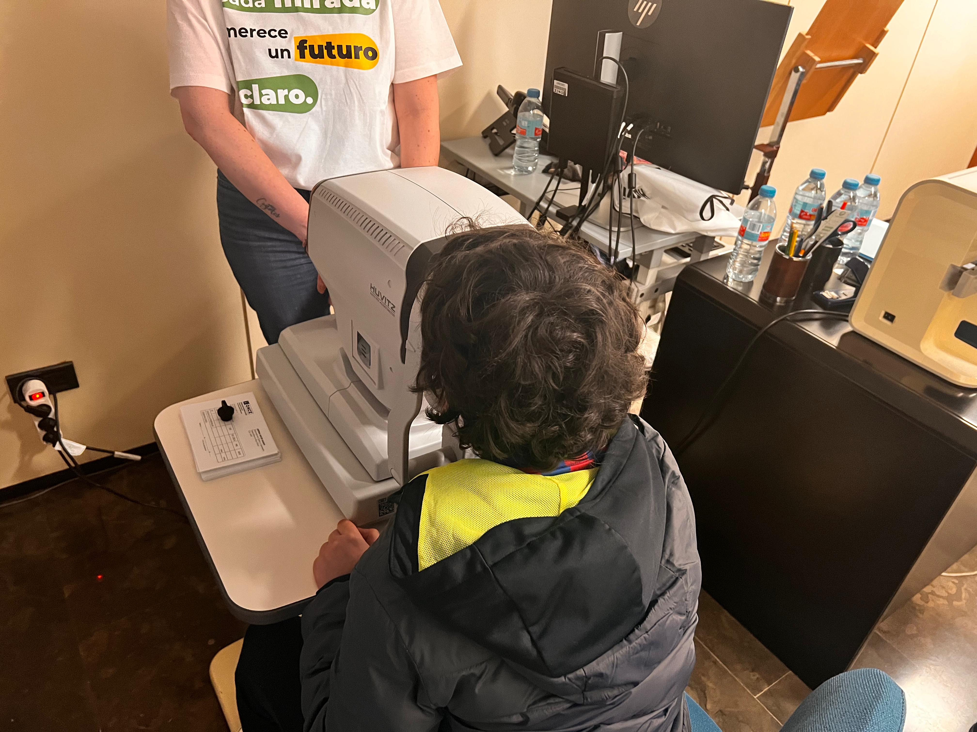 Un menor en situación de vulnerabilidad pasando la revisión oftalmológica