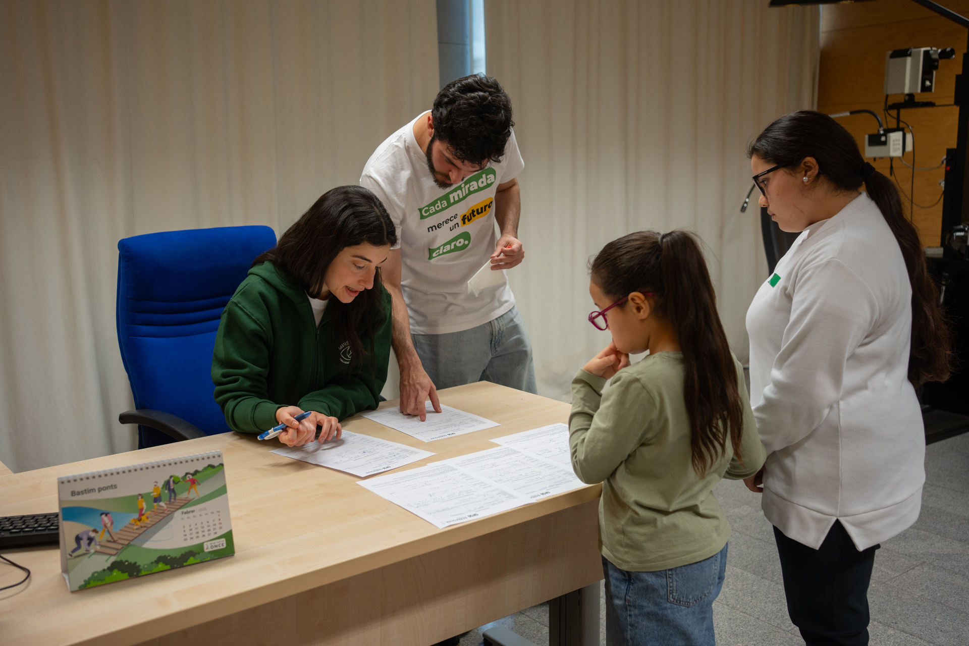 Oftalmólogos atienden a un paciente menor