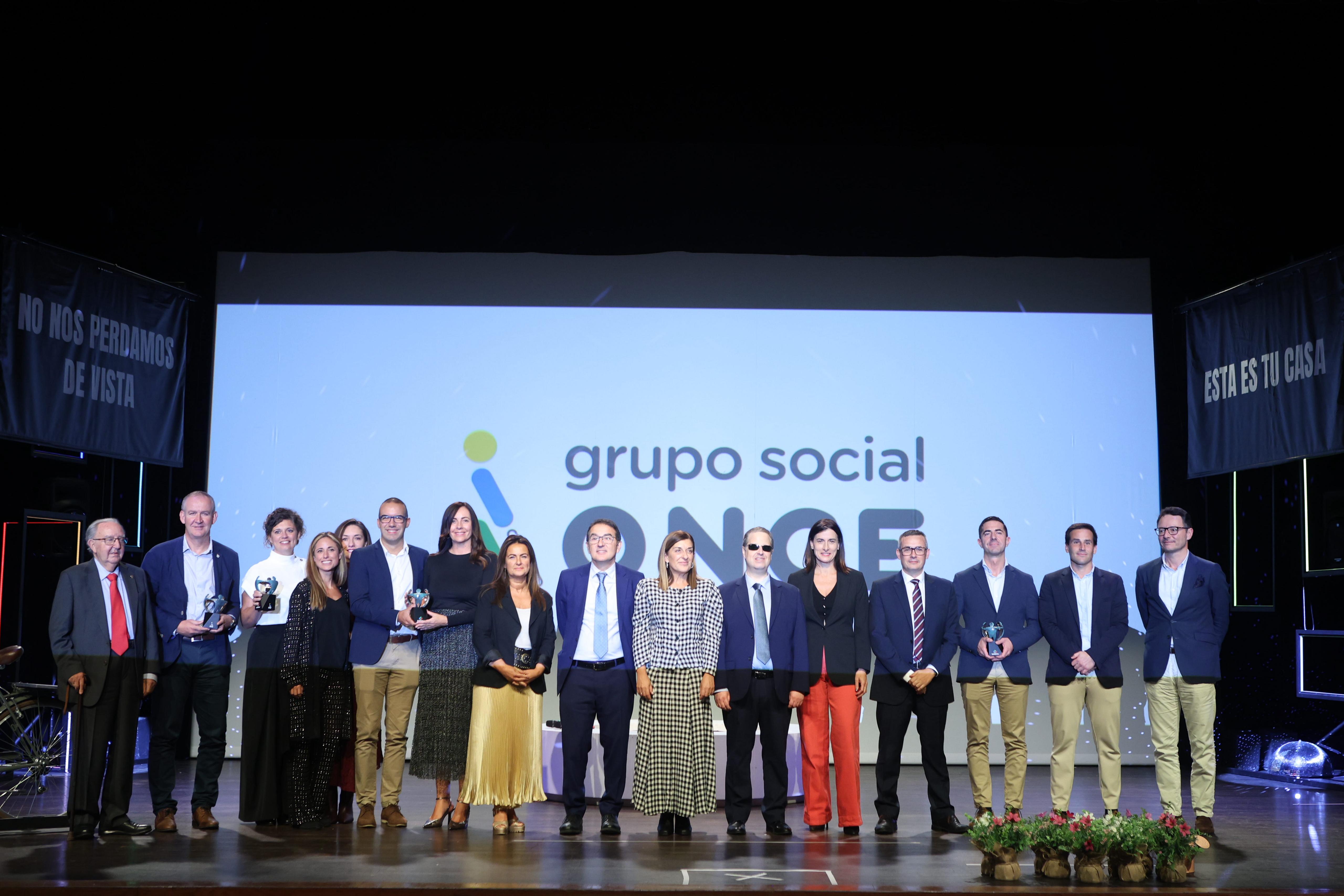 Foto de familia final sobre el escenario
