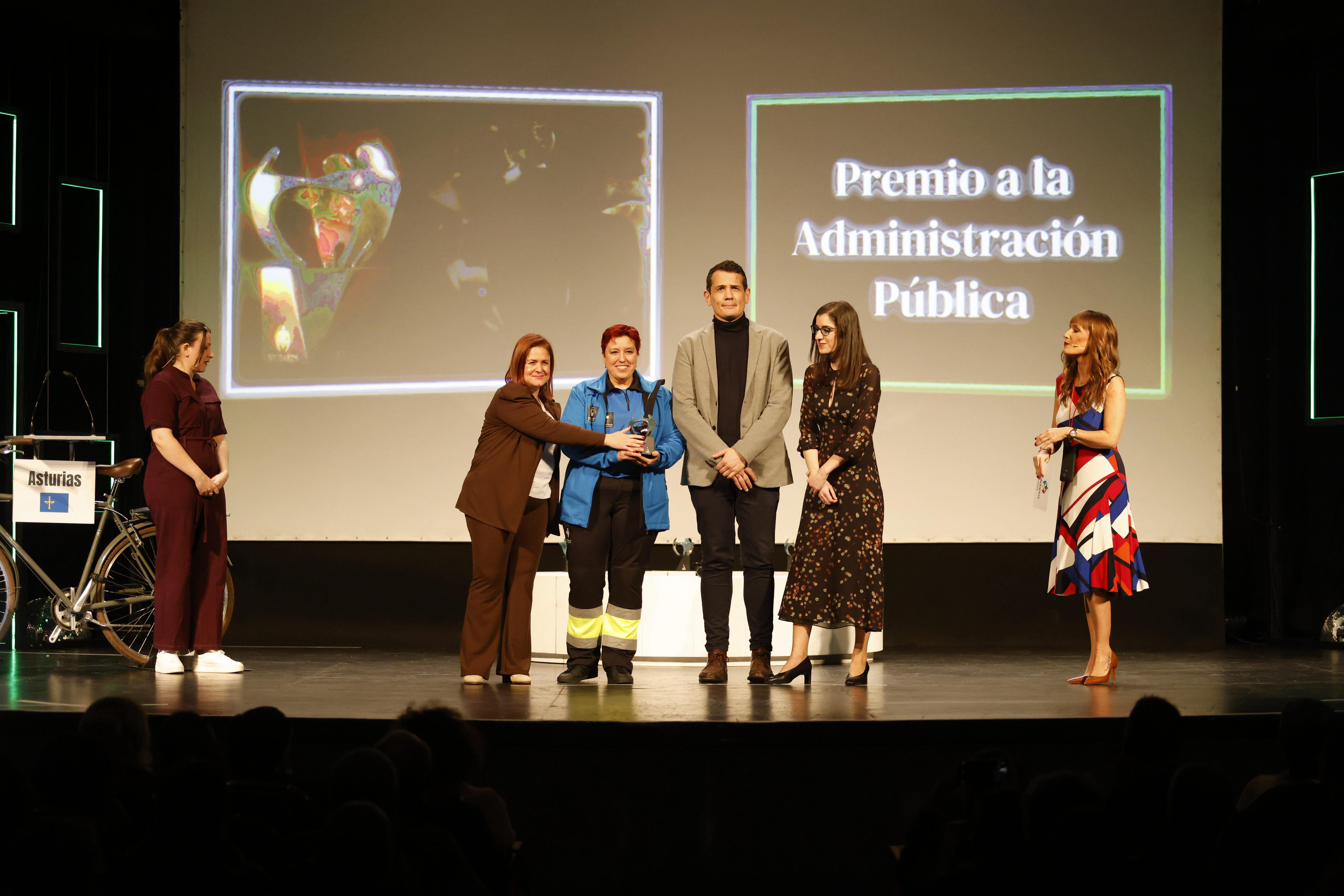 Miembros del SAMU Asturias recogiendo el Premio Solidarios a la Administración Pública
