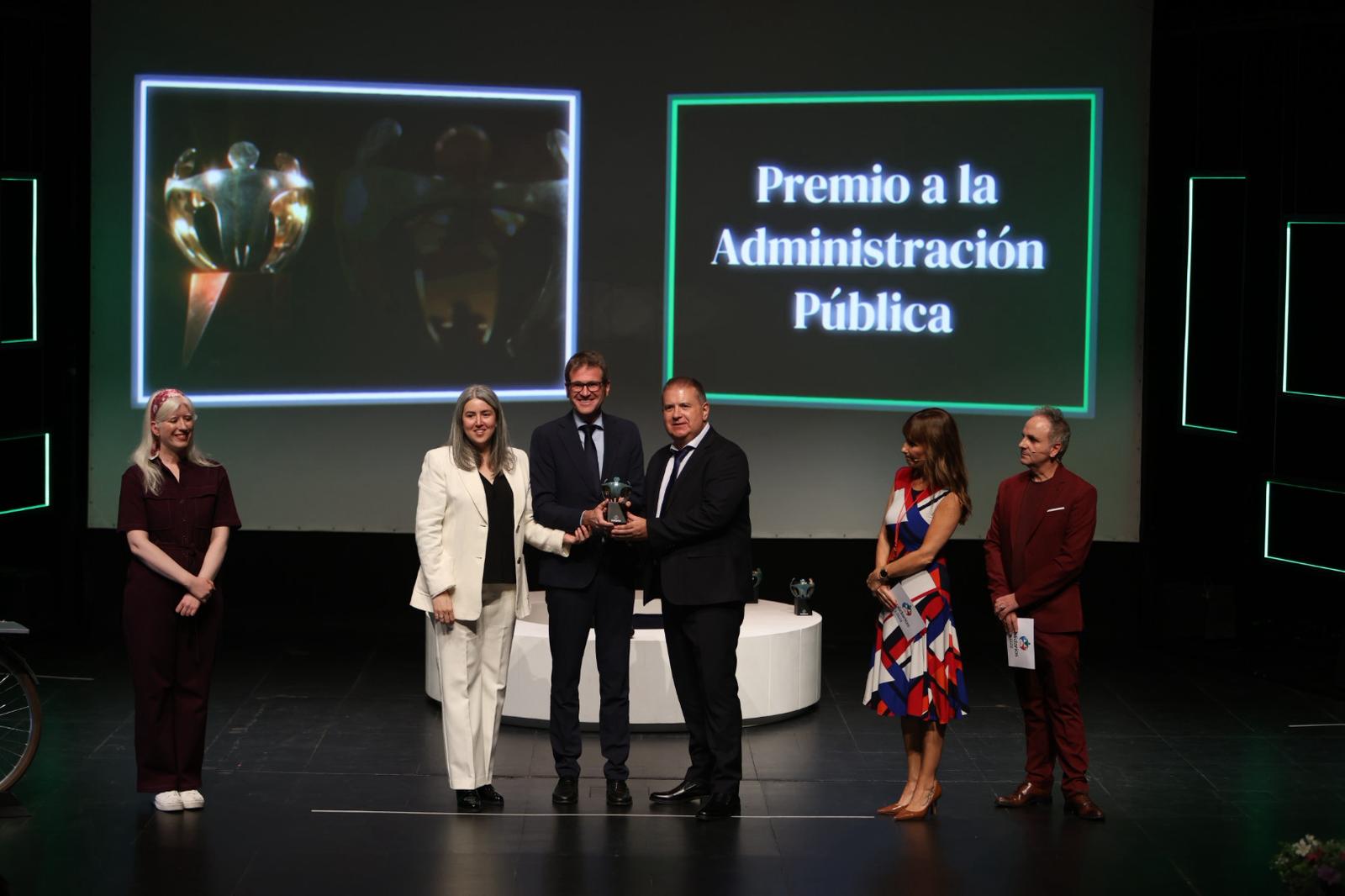 Diputado de Políticas Sociales de Alava, Gorka Urtaran, recogiendo el Premios Solidario de mano de Usue Vallejo, delegada de la ONCE Euskadi, y José Antonio Pérez, presidente del Consejo Territorial ONCE Euskadi