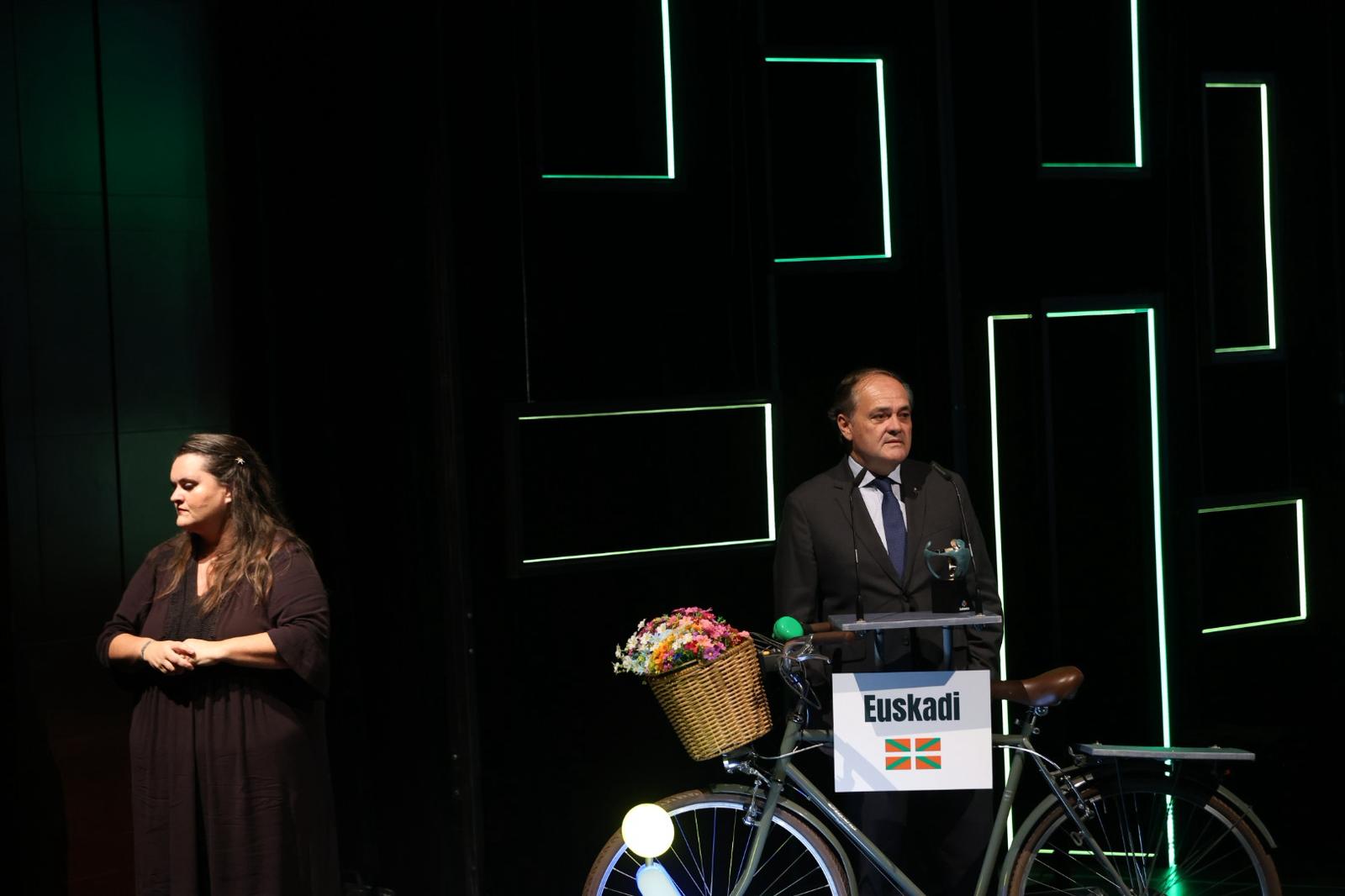 Jokin Aperribay, presidente de la Fundación Real Sociedad, en el atril de la gala de los Premios Solidarios Grupo Social ONCE Euskadi 2025