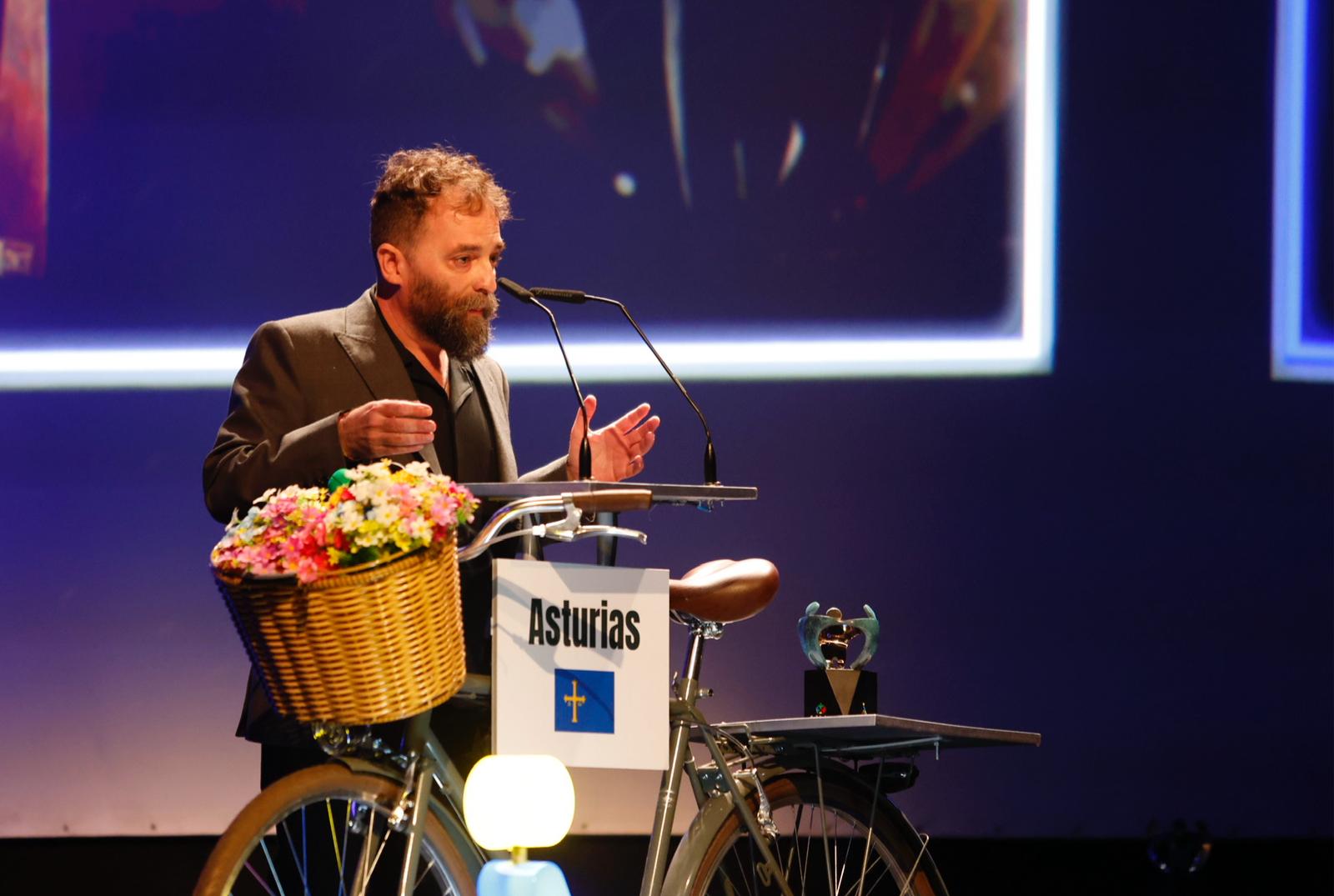 Álex Zapico, en el atril de la gala de los Premios Solidarios tras recoger el premio a Medio de Comunicación