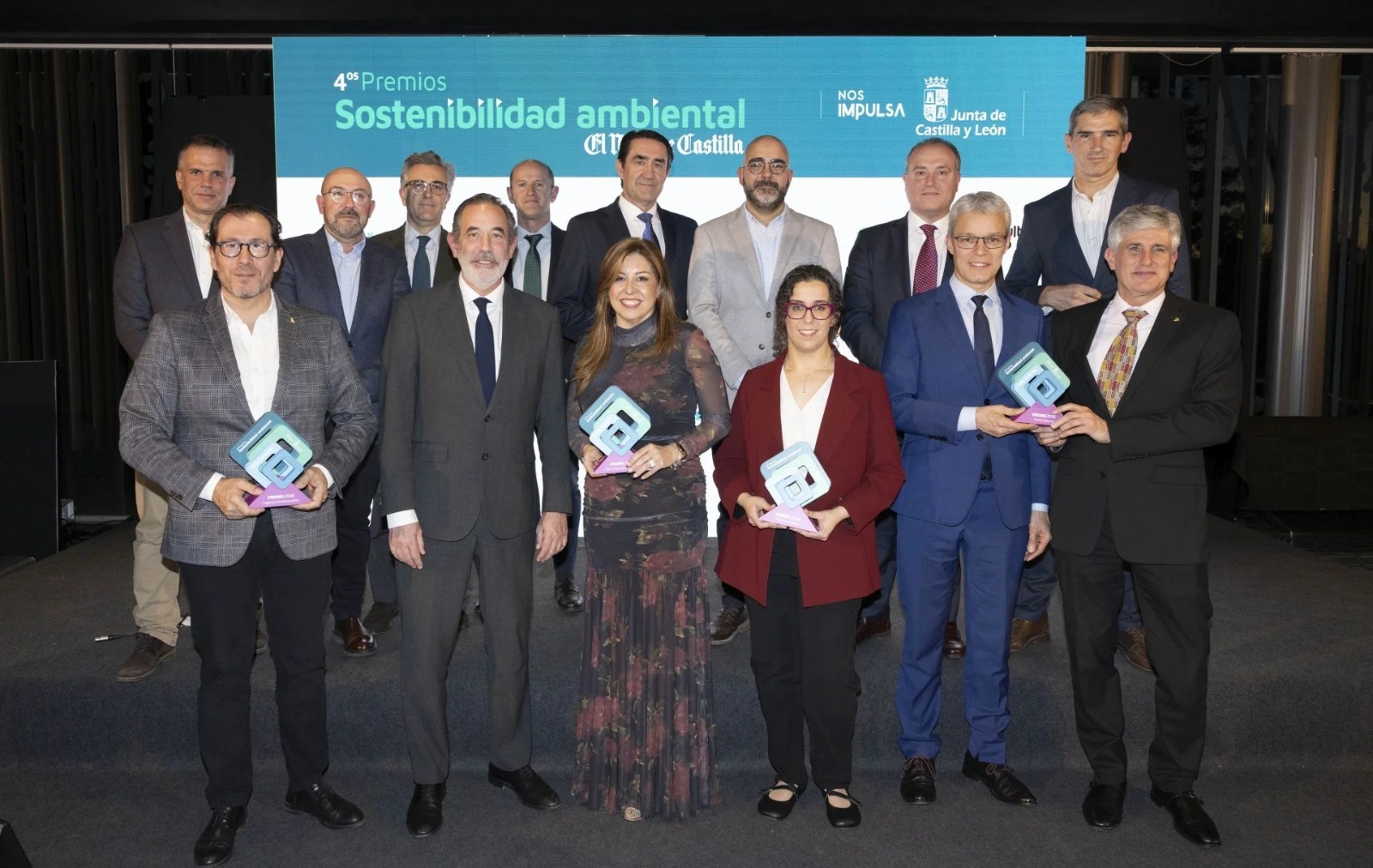 Foto de familia completa en el escenario